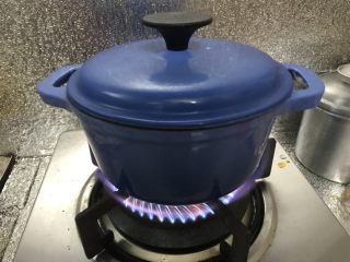 13、一个人在家也能做出好吃的冒菜,盖上盖子,烧开。