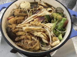15、一个人在家也能做出好吃的冒菜,烧开后转小火煮一会儿,因为食材提前烫熟,所以不需要煮太久。