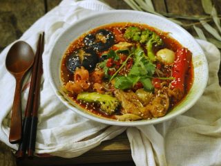 16、一个人在家也能做出好吃的冒菜,煮好后,倒入大碗中,洒入白芝麻,放入几片香菜,再加点剁椒装饰摆盘。开吃。