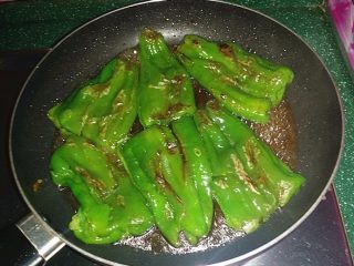 7、糖醋虎皮椒,加些料酒和清水,烧1~2分钟