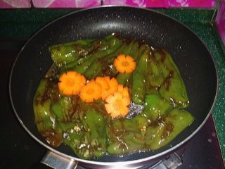 12、糖醋虎皮椒,最后撒少许食盐、几片胡萝卜炒匀起锅