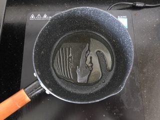 2、香菇肉末蒸豆腐,小锅放油烧热。