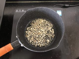 3、香菇肉末蒸豆腐,倒入姜蒜末炒香。