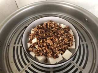 8、香菇肉末蒸豆腐,放入锅中大火蒸10分钟。