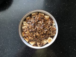 12、香菇肉末蒸豆腐,淋在豆腐上。
