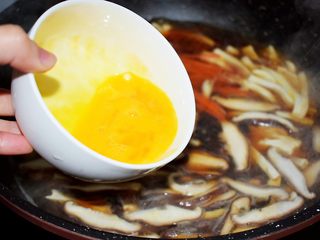 11、什锦酸辣汤,接着再以画圈方式倒入鸡蛋液