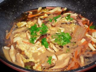 13、什锦酸辣汤,煮至浓稠后加盐调味，再撒上香菜即可出锅