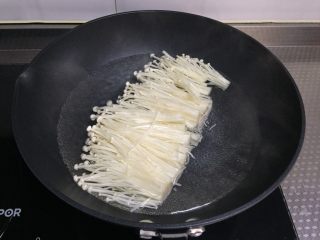 3、酸汤肥牛,开水下锅，焯熟