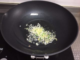 5、酸汤肥牛,锅中倒入适量油，烧热放入葱姜蒜末爆香