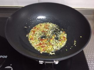 6、酸汤肥牛,泡椒碎和剁辣椒放入炒5秒