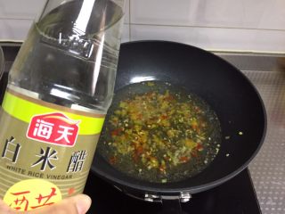 8、酸汤肥牛,接着倒入稍多米醋