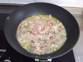 9、酸汤肥牛,倒入肥牛卷，煮熟