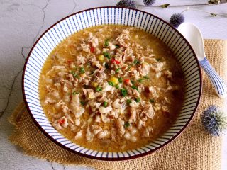 11、酸汤肥牛,将煮好的肥牛浇在金针菇上