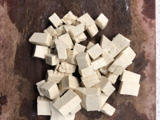 1、十味 家常豆瓣烧豆腐,卤水豆腐切丁