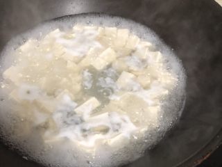 3、十味 家常豆瓣烧豆腐,烧开后关火