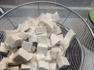 4、十味 家常豆瓣烧豆腐,沥干水分