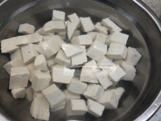 5、十味 家常豆瓣烧豆腐,放入冰水或者凉水中镇一下