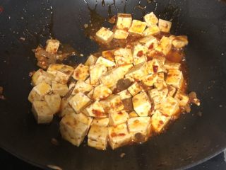 8、十味 家常豆瓣烧豆腐,尽量用推的方式裹住豆瓣