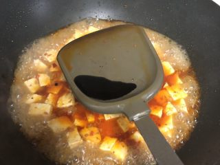 10、十味 家常豆瓣烧豆腐,水开之后加入少量老抽