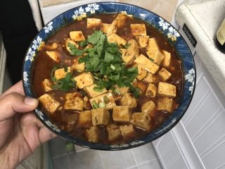14、十味 家常豆瓣烧豆腐,撒上香菜，也可以是葱花或者蒜苗。每一种是一番滋味