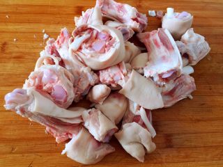 1、#猪年#红烧猪蹄,猪蹄清洗干净，切小块