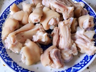 4、#猪年#红烧猪蹄,焯水后的猪蹄洗净沥干水分