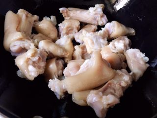 5、#猪年#红烧猪蹄,油锅烧热，放入猪蹄块煸炒片刻