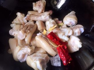 6、#猪年#红烧猪蹄,放入配料