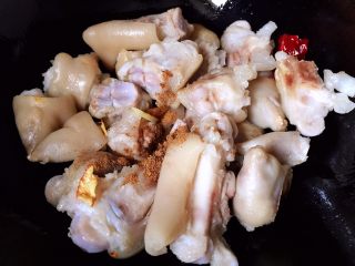 7、#猪年#红烧猪蹄,放入五香粉