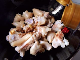 8、#猪年#红烧猪蹄,放入生抽