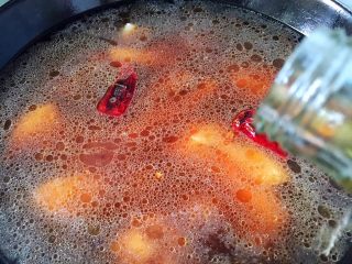 11、#猪年#红烧猪蹄,倒入料酒，大火煮沸，转中火煮25分钟