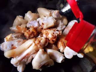 9、#猪年#红烧猪蹄,倒入老抽翻炒均匀