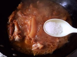 12、#猪年#红烧猪蹄,放盐调味