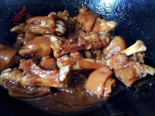 13、#猪年#红烧猪蹄,继续煮至汤汁浓稠