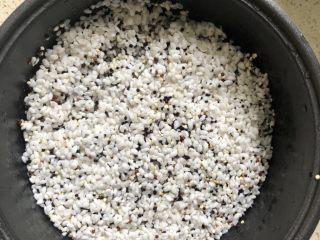 2、KFC握的大饭团,沥干水分后加入清洗好的藜麦，用电饭煲煮熟。边煮饭边准备食材。