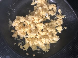 6、KFC握的大饭团,开中火，滑入蛋液，用筷子拨到凝固状态，起锅