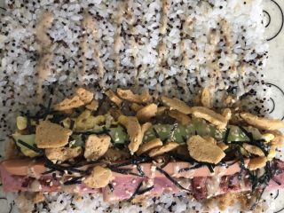 16、KFC握的大饭团,先从肉松开始，码上各种准备好的食材，挤上沙拉汁，像卷蛋糕卷一样把饭团卷成筒状