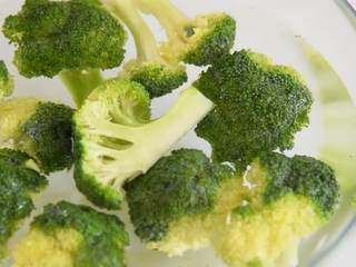 1、蚝油蒜香西兰花这样做最美味, 营养高味道棒,西兰花撕小朵，放盐水里浸泡。