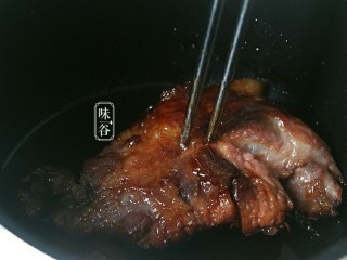 9、电饭煲版叉烧肉,再焖十五分钟时用筷子插件去，筷子能轻松插进去就可以了。