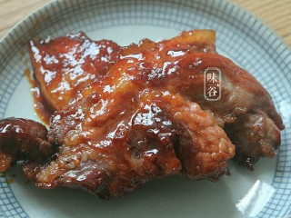 10、电饭煲版叉烧肉,把肉拿出来放凉。
