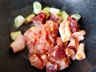 3、超简单家常版～香菇黄焖鸡,鸡肉比较新鲜，也清洗干净了，所以直接炒。