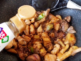 7、超简单家常版～香菇黄焖鸡,然后加入少许生抽酱油来提味增鲜