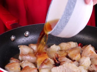 8、家常红烧肉的正确做法,做法简单又香又美味,接着将肉块下锅一同翻炒片刻后倒入炒好的糖色,一大碗的花雕酒,少量的水,水的量是将猪肉没过即可。