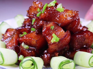 13、家常红烧肉的正确做法,做法简单又香又美味,最后,上桌前,撒上一些葱花,这样一道好吃又下饭的家常红烧肉就做好啦,简单又美味的做法教给你,如果您也喜欢的话,有空的时候不放也试试吧。