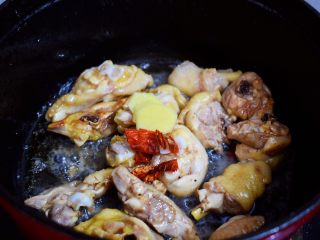 5、黄焖鸡,加入姜片和干红辣椒翻炒均匀