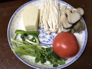 1、番茄豆腐菌菇汤,准备好所有食材,豆腐,平菇,海鲜菇,番茄,葱,香菜。
