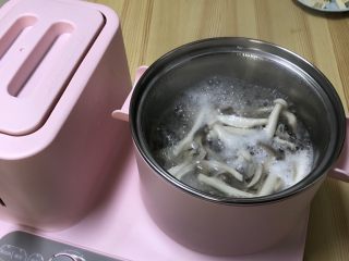 6、番茄豆腐菌菇汤,东菱早餐机炖锅加水焯水一下菌菇三分钟左右捞出。