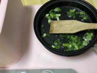 7、番茄豆腐菌菇汤,煎炒锅倒入少许油爆香葱花。