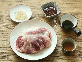 1、电饭煲版叉烧肉,准备好材料。