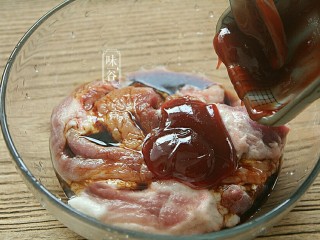 3、电饭煲版叉烧肉,倒入叉烧酱;